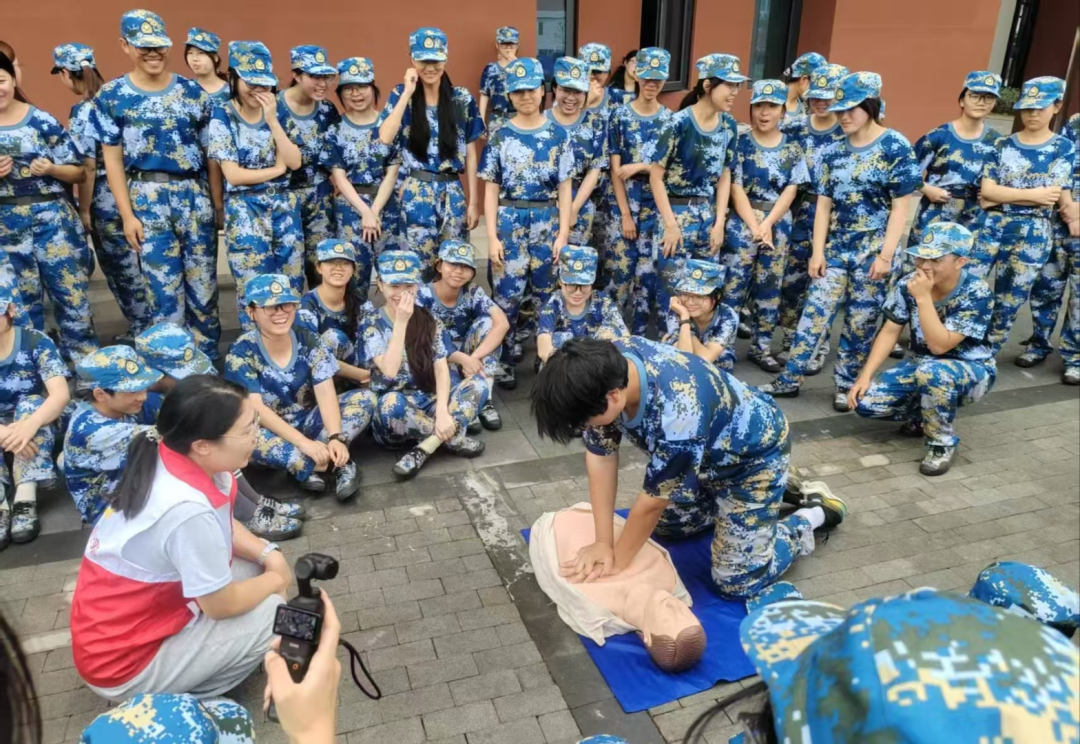鄂州红十字会为300名大一新生开展应急救护普及培训 鄂州红十字会为300名大一新生开展应急救护普及培训
