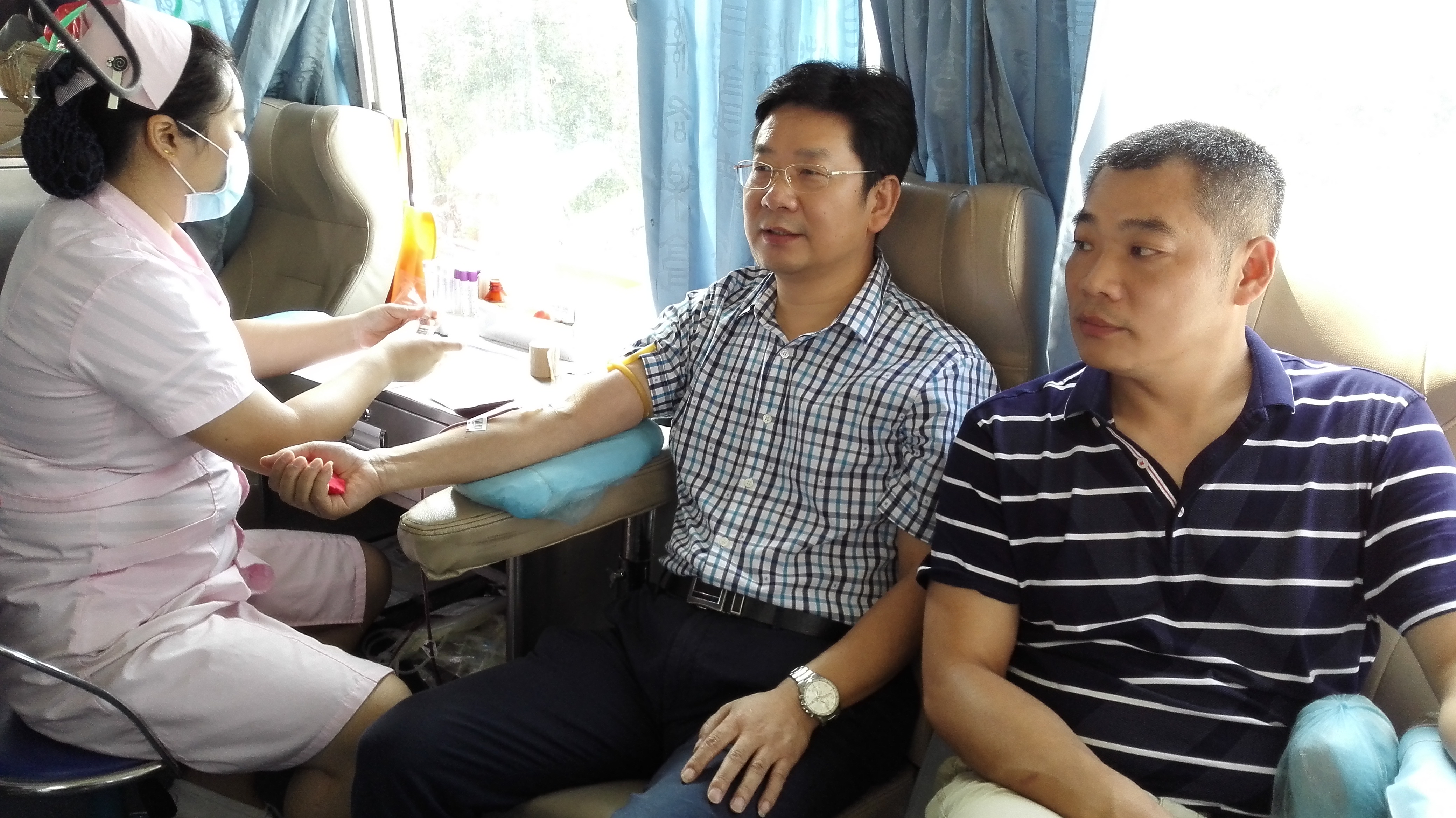 通山县直机关工委书记舒克伟献血.jpg 通山县直机关工委书记舒克伟献血.jpg