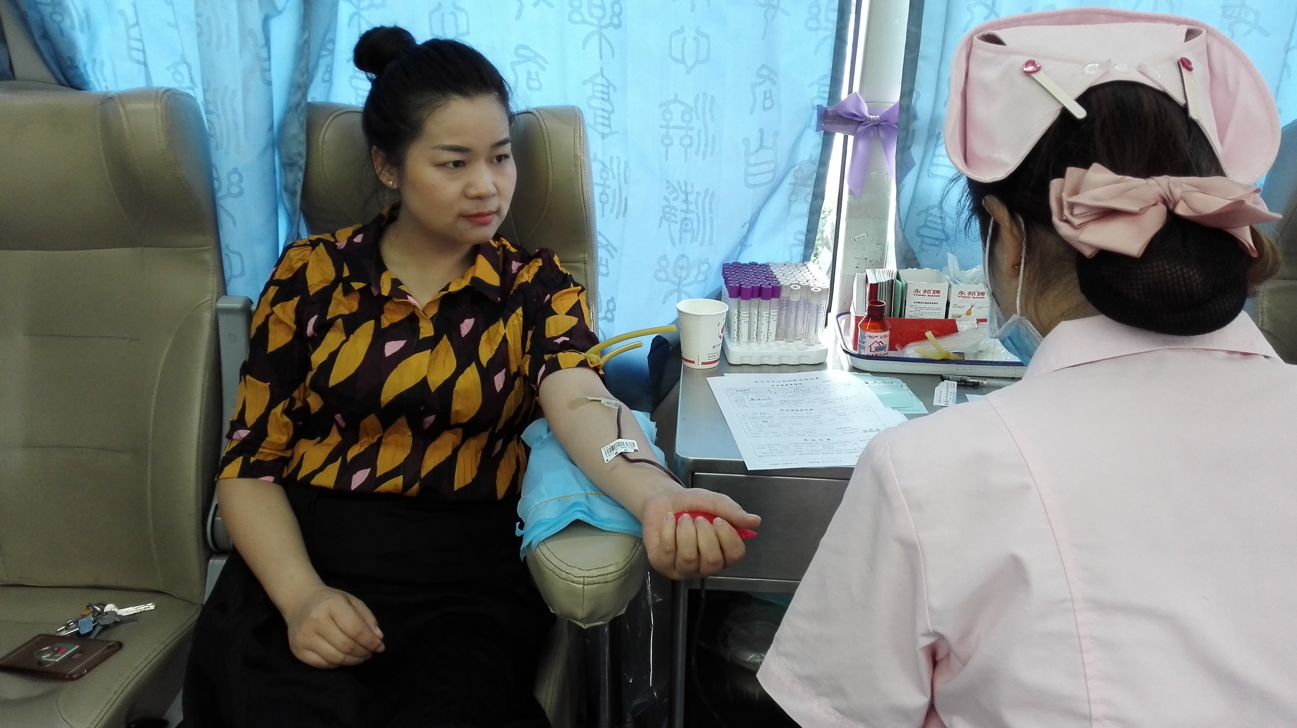 通山县政府副县长张晓丹献血.jpg 通山县政府副县长张晓丹献血.jpg