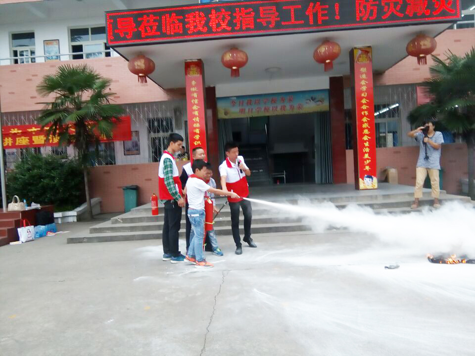 消防演练图片2.jpg 消防演练图片2.jpg