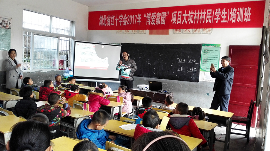 大坑小学村民(学生)应急救护培训班现场.jpg 大坑小学村民(学生)应急救护培训班现场.jpg