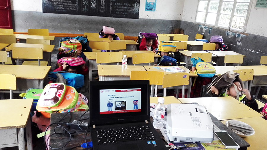 学生在教室内进行避震应急演练.jpg 学生在教室内进行避震应急演练.jpg