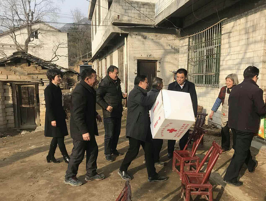 罗田县委书记汪柏坤入户慰问.jpg 罗田县委书记汪柏坤入户慰问.jpg