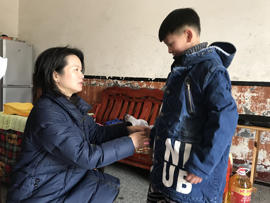 爱心妈妈亲自为“儿子”穿衣服.jpg