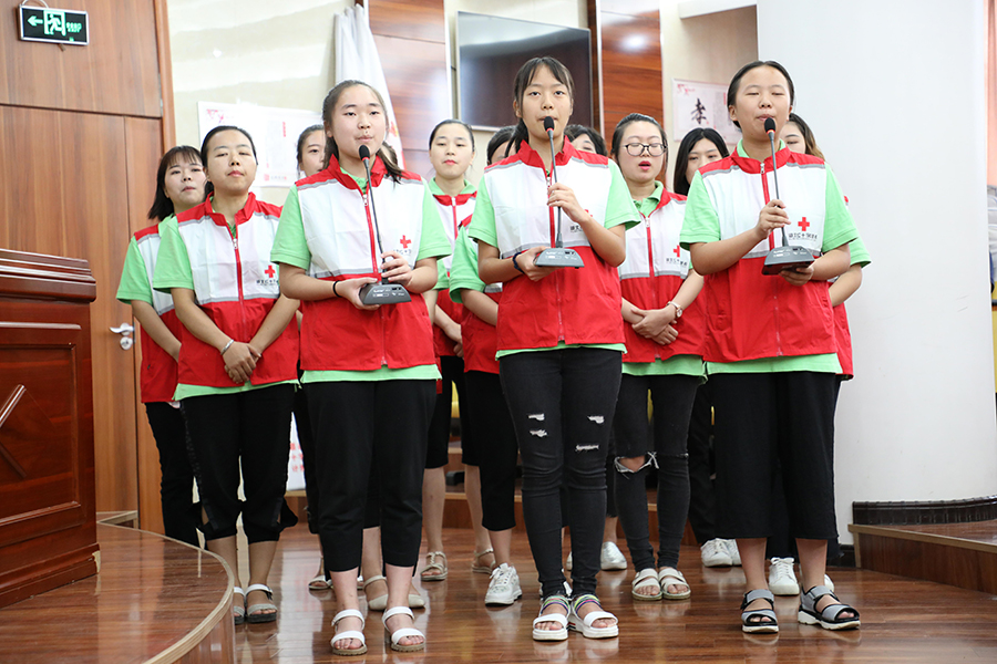 青少年红十字志愿者演唱“红十字歌”_爱奇艺.jpg