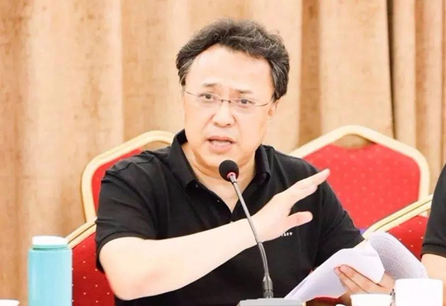 郭长江主持会议并讲话.jpg