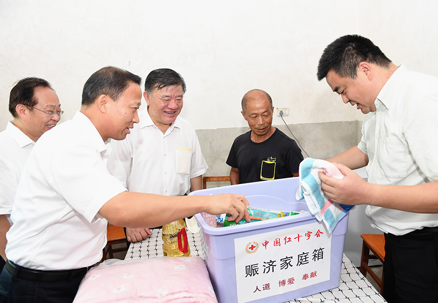 陈竺入户走访慰问低保户.jpg