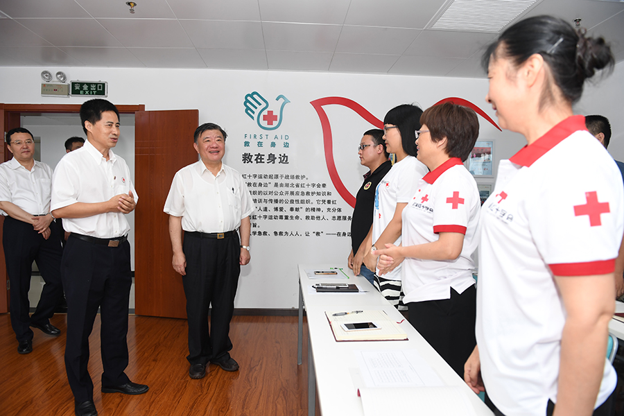 陈竺到省红十字会看望慰问机关干部职工.JPG