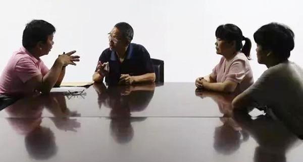 徐木英与公公、儿子一起与海南省人民医院工作人员沟通捐献器官细节.jpg