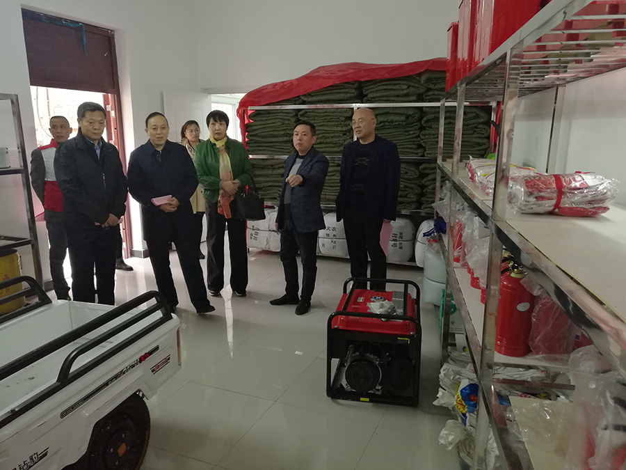 调研组查看孝感市胜利社区备灾仓库.jpg