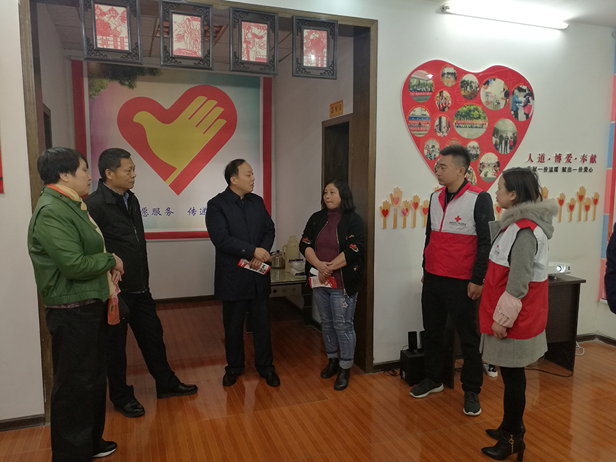 调研组调研孝感市一宫社区红十字服务站.jpg