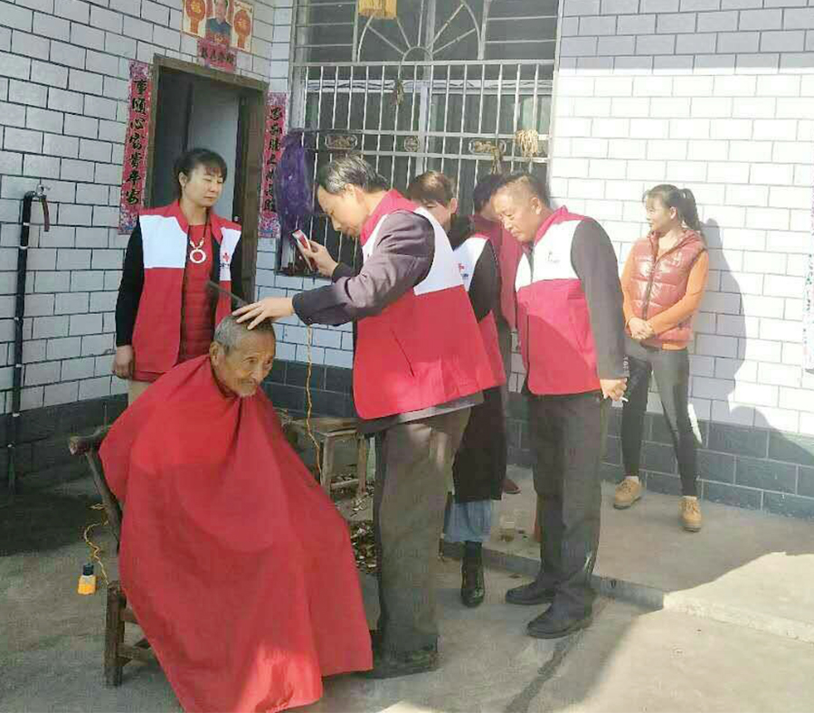 2  大地坳社区红十字志愿服务者为福利院老人理发.jpg