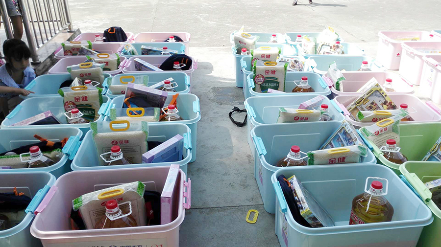 2. 爱心助学箱装箱.jpg