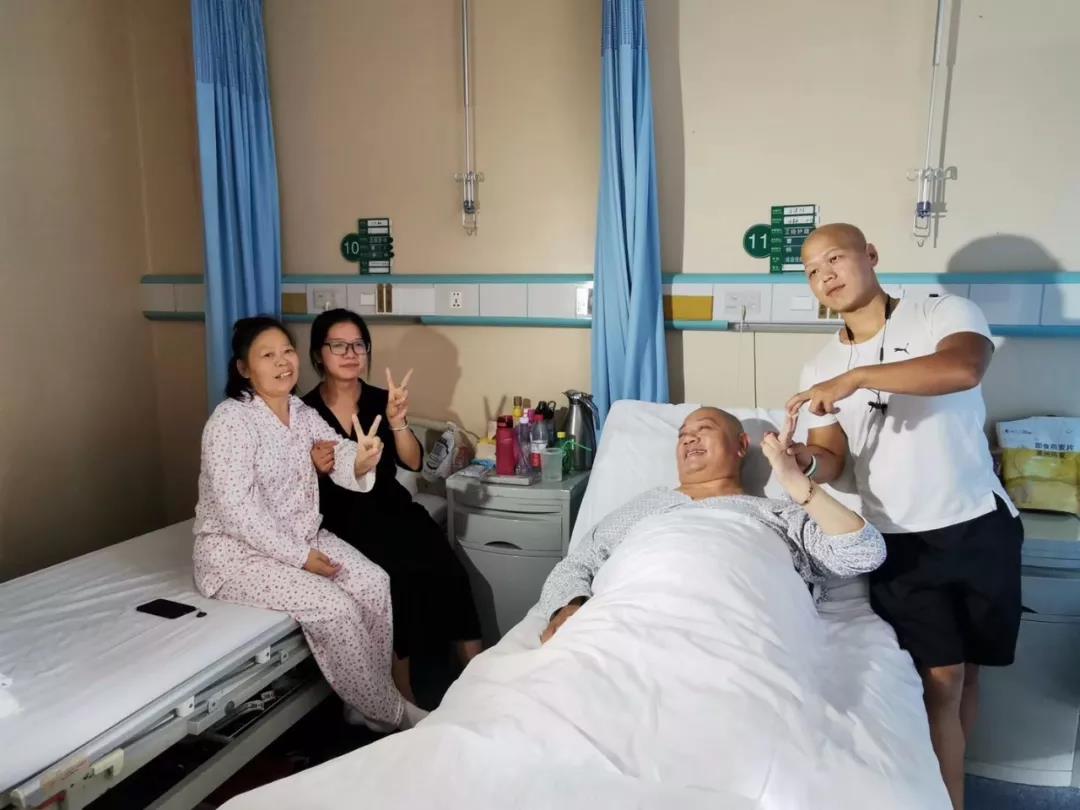 汪炎平一家病房中的合影.jpg