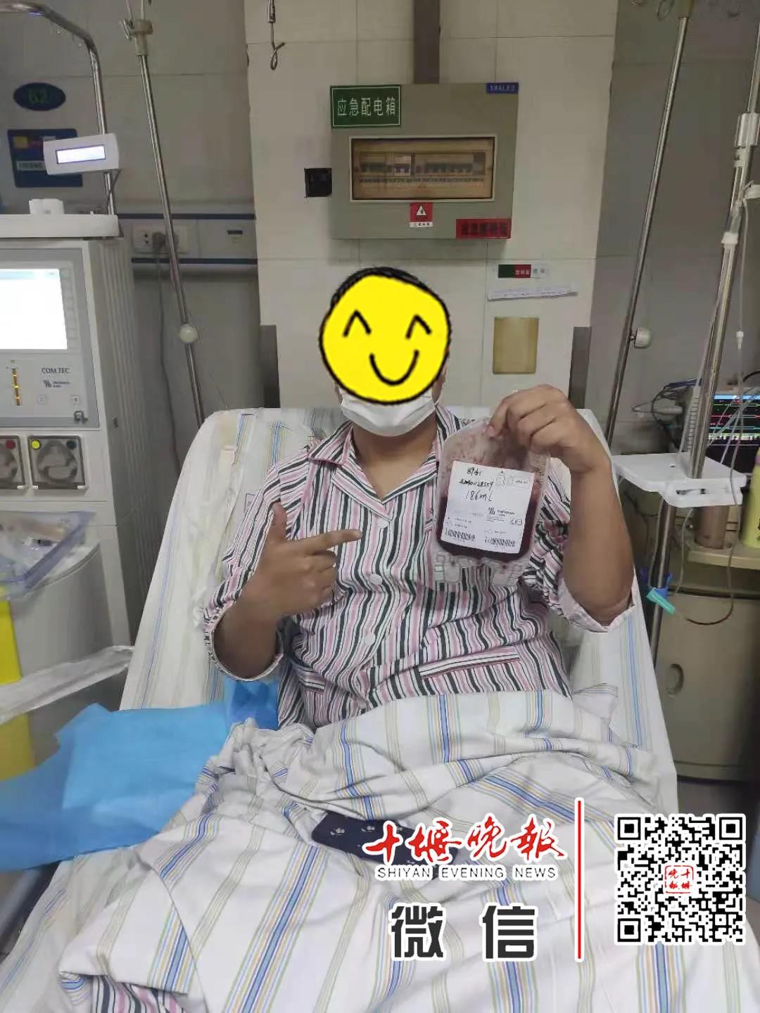陈先生与自己捐献的186毫升造血干细胞混悬液合影.jpg