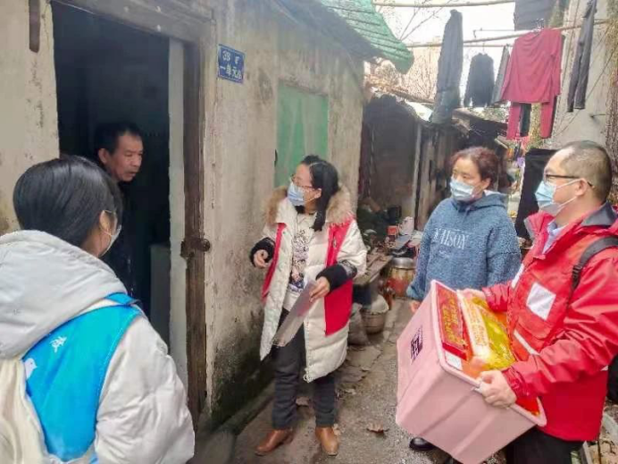 中国造血干细胞捐献者资料库湖北分库党支部开展“与爱同行送温暖”（一）156.png